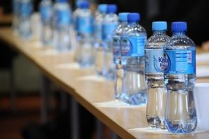 Czy woda w butelkach plastikowych jest zdrowa?